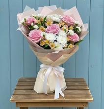 Букет цветов из:  Гвоздики, Орхидеи и Розы #REPLACE_PRED# Кожве