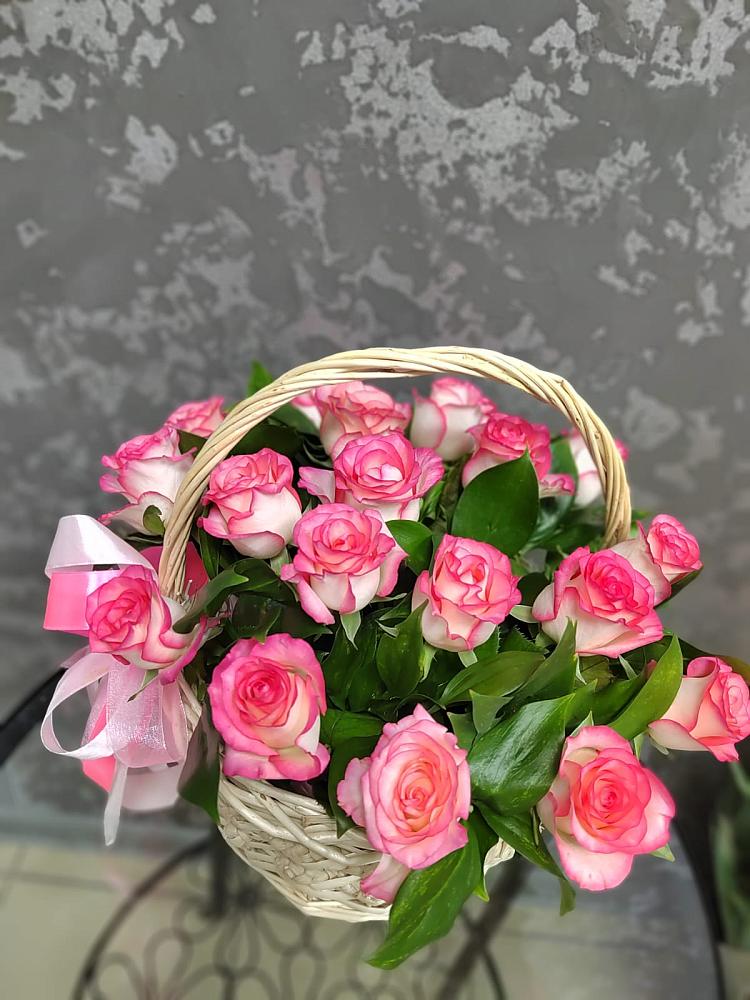 Цветочная композиция из Розы в корзине в Кожве