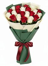 Букет Микс из красных и белых роз в Кожве