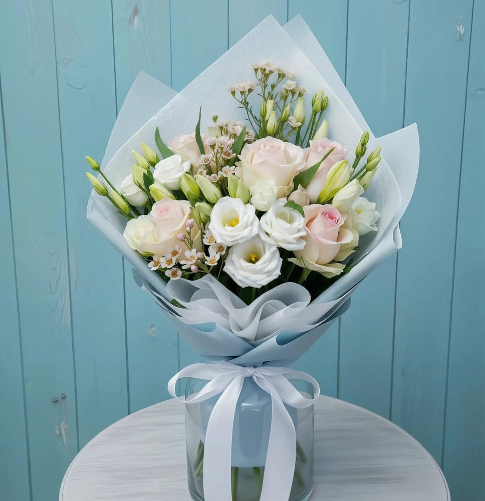 Букет цветов из: Розы и Лизиантусы в Кожве