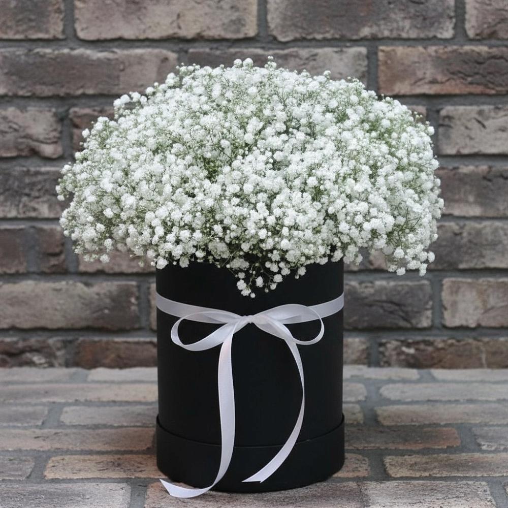 Цветочная композиция из Гипсофила в шляпной коробке в Кожве