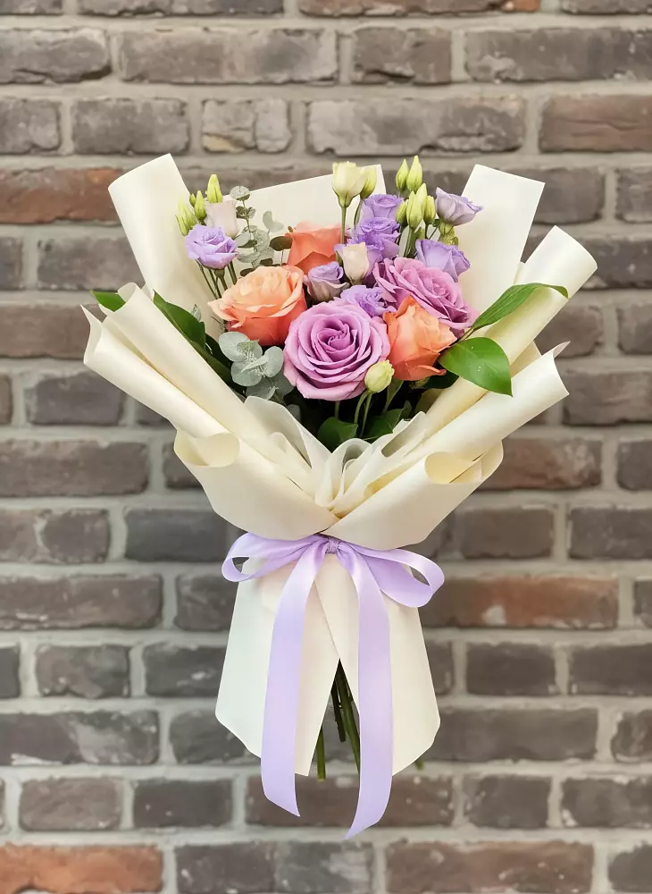 Букет цветов из: Лизиантусы и Розы в Кожве