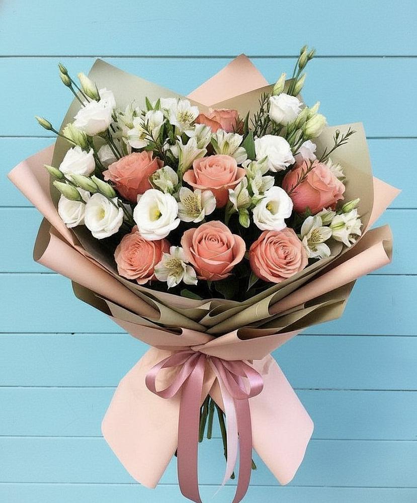 Букет цветов из: Розы, Альстромерии и Лизиантусы в Кожве