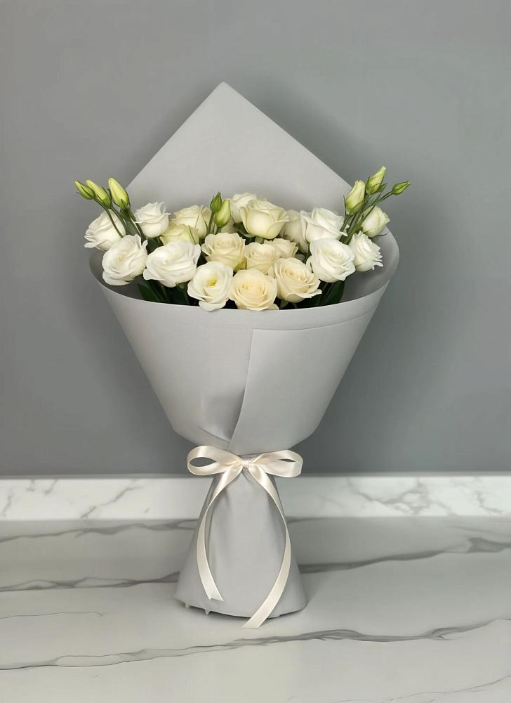 Букет цветов из: Розы и Лизиантусы в Кожве