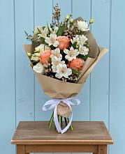 Букет цветов из:  Альстромерии, Лизиантусы, Розы и Хризантемы в Кожве