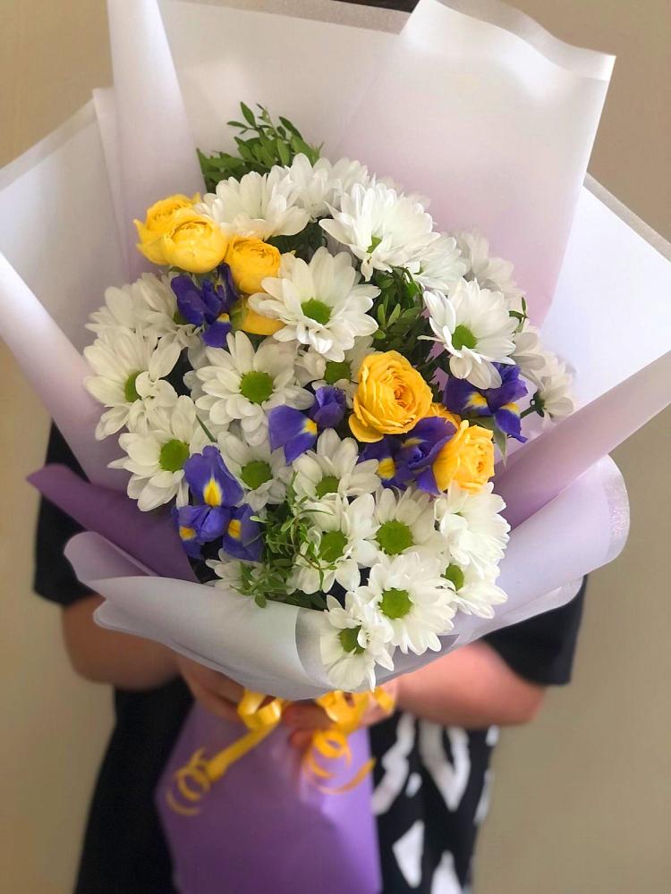 Букет цветов из: Ирисы, Хризантемы и Розы в Кожве