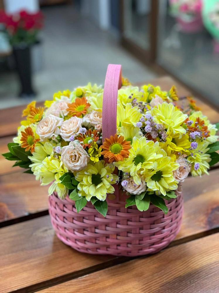 Цветочная композиция из Хризантемы и Розы в корзине в Кожве