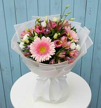 Букет цветов из:  Герберы, Альстромерии и Лизиантусы #REPLACE_PRED# Кожве