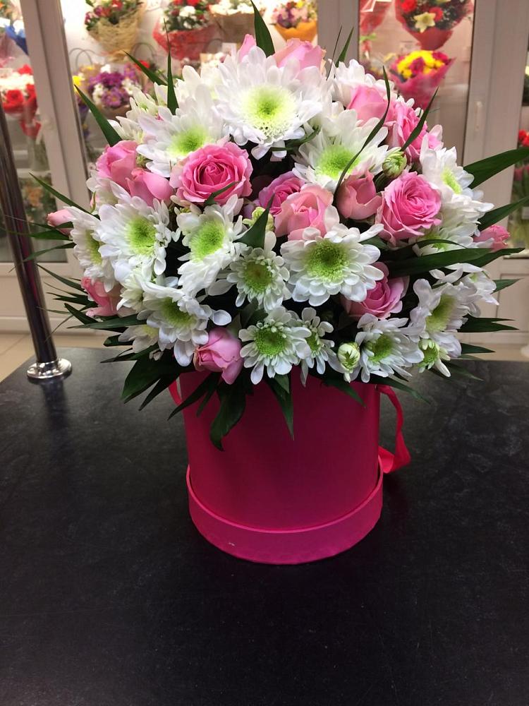 Цветочная композиция из Розы и Хризантемы в шляпной коробке в Кожве