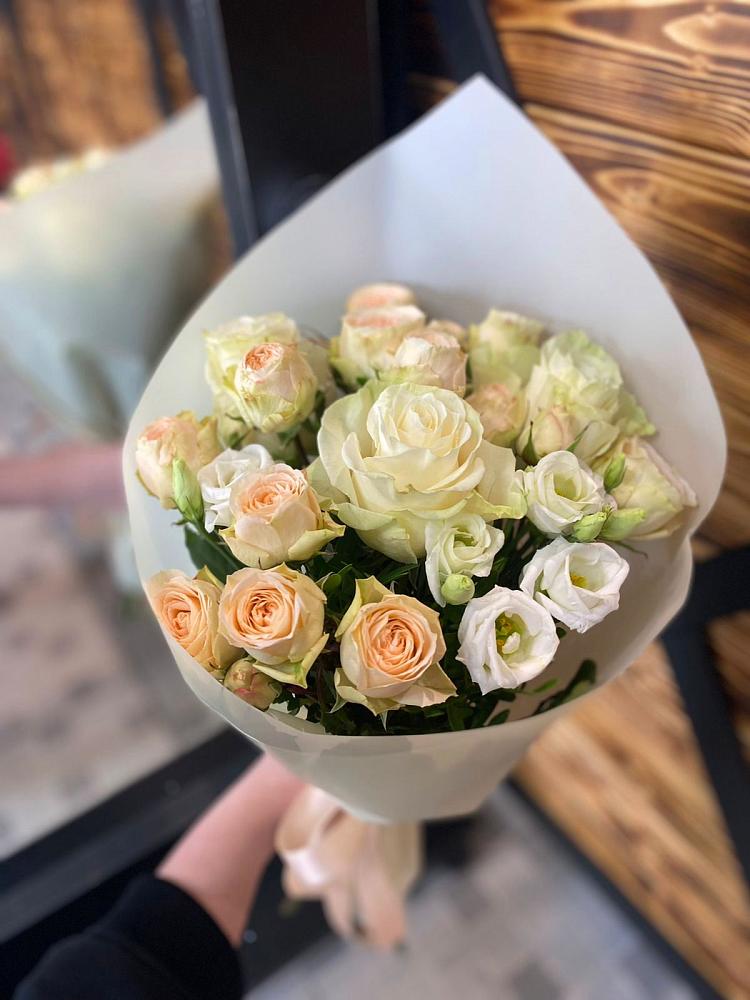 Букет цветов из: Розы и Лизиантусы в Кожве