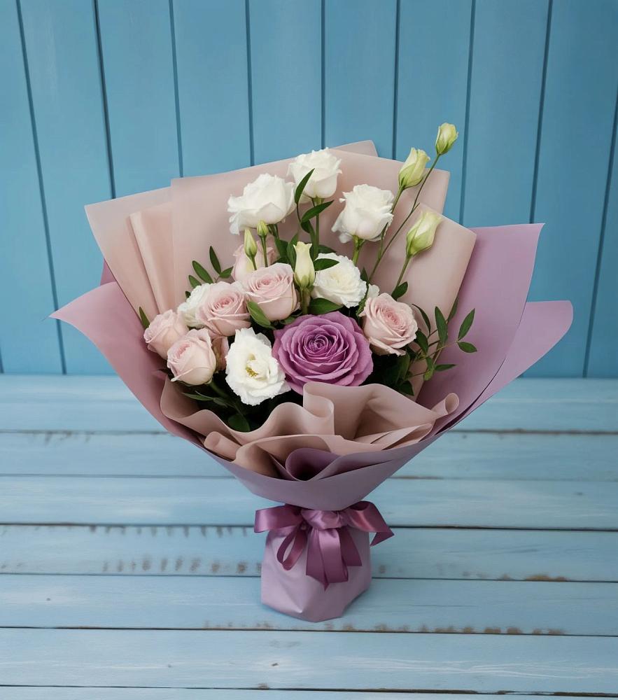 Букет цветов из: Розы и Лизиантусы в Кожве